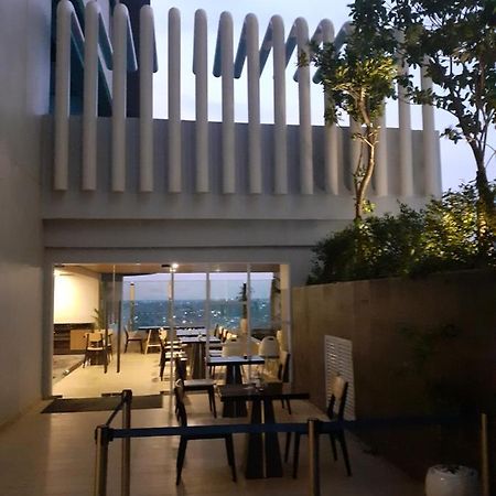 Bess Mansion Apartment, 16Th Floor Surabaya Esterno foto